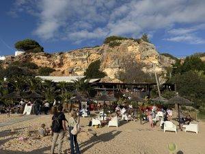 Blick vom Strand auf die Bar
