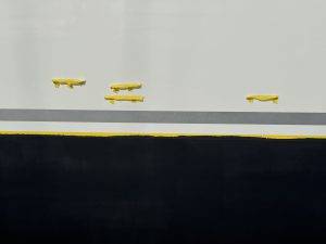 Klebeabweiser - damit kein Tropfwassser aufs frische Antifouling kommt