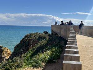 Catwalk über den Felsen