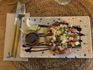 Thunfischtartar mit Mandeln, Tomate, Melone und Erdbeeren