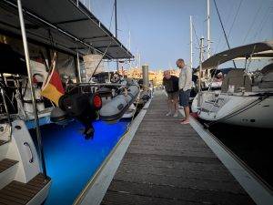 Zufrieden mit der neuen Unterwasserbeleuchtung