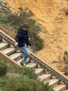 Nadja wagt den Treppenabstieg zu den Grotten