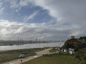 Blick nach Portimão mit einer Berühmtheit am Kai