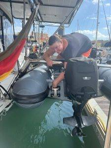 Boot-Yoga - die einbeinig-knieende Schraubmaus