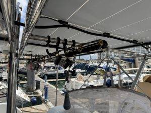 Die Angeln bekommen eine Halterung unter den Solarpanelen