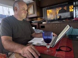 Axel konstruiert hochkonzentriert