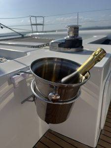 Halterung für den Champagner-Kübel im Frontcockpit