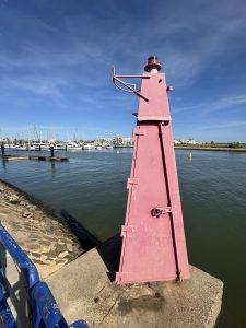 Rote Tonne an der Hafeneinfahrt