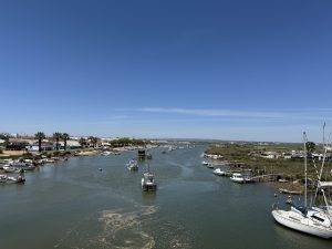 Über eine Brücke geht‘s zur Isla Canela