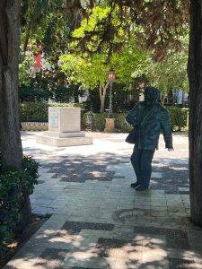 Hier flüchtet eine Statue gerade von ihrem Sockel