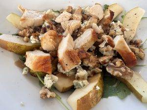 Leckerer Salat mit gegrilltem Hähnchen, Birne und Blauschimmelkäse