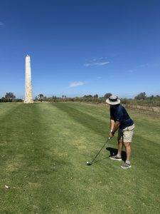 Golfplatz mit Obelisk