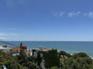 Blauer Himmel und blaues Meer