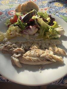 Gegrillter Wolfsbarsch mit Salat