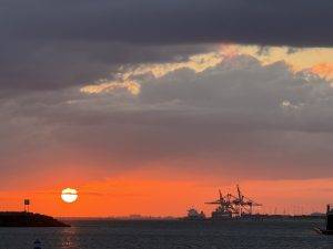Der Hafen von Huelva im Abendlicht