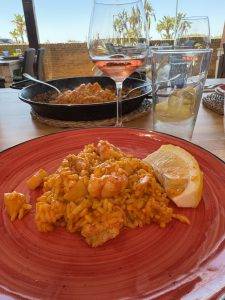 Leckere Paella mit Tintenfisch und Gambas