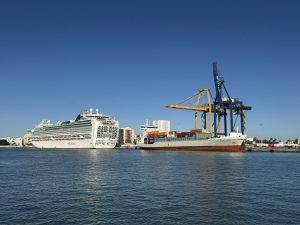 Kreuzfahrer im Hafen