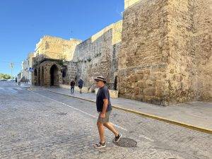 Mittelalterliche Mauer und immer ein Bär im Bild