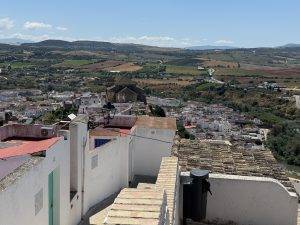 Die Altstadt schlängelt sich auf dem Bergrücken weiter