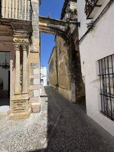 Überall Bögen zwischen den Häusern