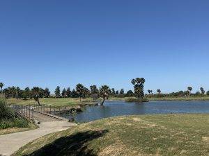 Golfplatz mit Brücke und See Viele Möglichkeiten zum Bälle versenken