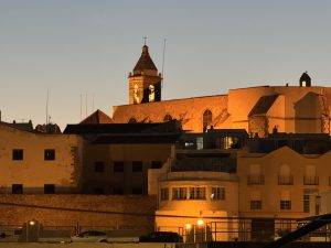 Historisches Gebäude in der Abenddämmerung Rota by night