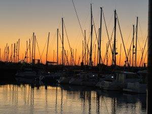 Hafen bei Sonnenaufgang mit Segelbooten Schöne Morgenstimmung