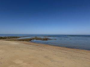 Felsige Küstenlinie mit ruhigem Strand Mal wieder ein menschenleerer Strand