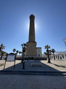 Steinleuchtturm im Urbanen Platz Faro de Chipiona