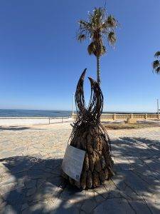 Metall- und Steinskulptur am Meer Noch mehr Kunst
