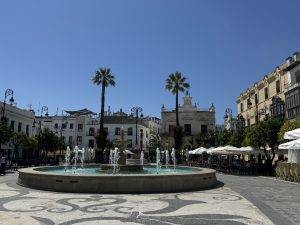 Städtischer Platz mit Brunnen und Palmen Plaza del Cabildo
