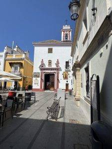 Kirche mit Glockenturm auf sonnigem Platz Kirchen gibt es natürlich ebenfalls