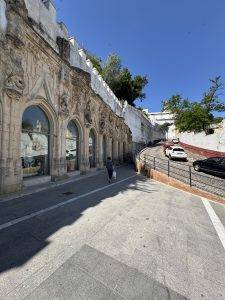 Historisches Gebäude mit Gehweg und Straße Las Covachas