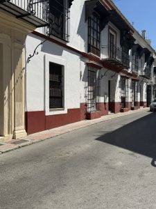 Typische Häuser mit gußeisernen Balkongittern