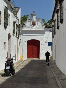 Roter Torbogen mit Wappen und Motorrad Bodega El Torro