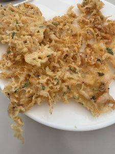 Tempura mit Kräutergarnitur Knuspriges Krabbentortilla