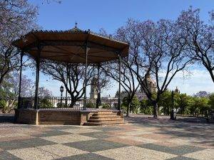 Pavillon im Park mit blühenden Bäumen und Turm Ausflug nach Jerez de la Frontera