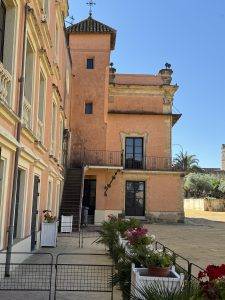 Klassizistisches Gebäude mit Turm und Hof Wir besuchen das Alcázar de Jerez de la Frontera