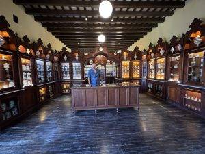 Historische Apotheke mit Holzregalen Historische Apotheke