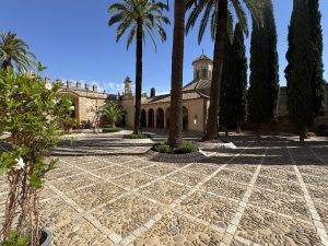 Historischer Innenhof mit Palmen und Zypressen Schöner Innenhof