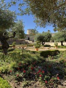 Historisches Gebäude im blühenden Garten Maurischer Garten