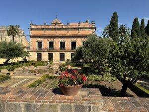 Historisches Gebäude mit dekorativem Garten Palacio de Villavicencio