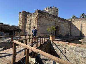 Axel erkundet die Festungsanlage