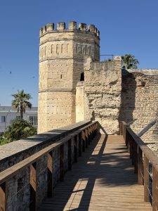 Historischer Steinturm mit Zinnen und Holzsteg Mächtiger Wehrturm
