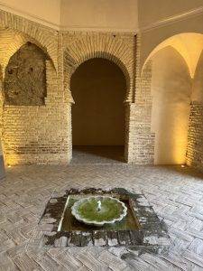 Gewölberaum mit Springbrunnen Turmzimmer
