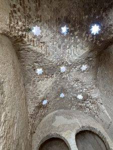 Gewölbedecke mit sternförmigen Lichtöffnungen