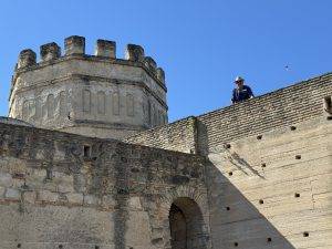 Historischer Turm mit Person Hoch oben