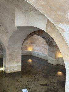 Historischer Gewölberaum mit Wasserreflexion Historische Zisterne