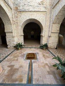 Antiker Innenhof mit Brunnen Vorraum zum Gebetsraum