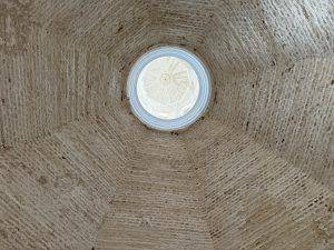Kuppel-Innenansicht mit kreisförmigem Fenster Kuppel der Moschee